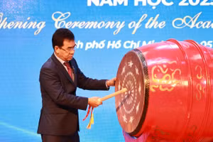 TS Lê Trường Sơn - Hiệu trưởng nhà trường đánh trống khai giảng năm học mới. Ảnh: HCMULAW. 