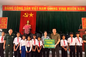 Nhà báo Triệu Ngọc Lâm cùng lãnh đạo Đồn Biên phòng cửa khẩu quốc tế La Lay trao xe đạp cho học sinh nghèo xã biên giới La Lay.