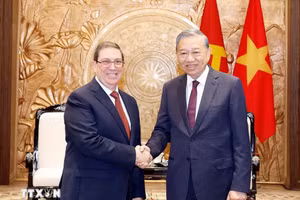 Tổng Bí thư Tô Lâm tiếp thân mật đồng chí Bruno Rodríguez Parrilla, Đặc phái viên Đảng Cộng sản Cuba, Nhà nước Cộng hòa Cuba, Ủy viên Bộ Chính trị, Bộ trưởng Ngoại giao Cuba. (Ảnh: Thống Nhất/TTXVN)