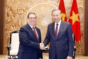 Tổng Bí thư Tô Lâm tiếp thân mật đồng chí Bruno Rodríguez Parrilla, Đặc phái viên Đảng Cộng sản Cuba, Nhà nước Cộng hòa Cuba, Ủy viên Bộ Chính trị, Bộ trưởng Ngoại giao Cuba. (Ảnh: Thống Nhất/TTXVN)