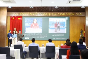 Sinh viên thuyết trình dự án khởi nghiệp. Ảnh: HCMULAW.