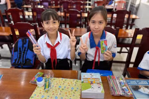 Những phần quà thiết thực được trao cho các em học sinh trước thềm năm học mới. 