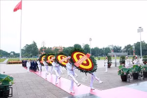 Đoàn đại biểu lãnh đạo, nguyên lãnh đạo Đảng, Nhà nước do Tổng Bí thư, Chủ tịch nước Tô Lâm dẫn đầu đến đặt vòng hoa và vào Lăng viếng Chủ tịch Hồ Chí Minh. Ảnh: Tuấn Anh/TTXVN