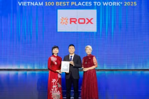 Đại diện ROX Group tại sự kiện vinh danh trong “Top 100 Nơi làm việc tốt nhất Việt Nam 2025” và chứng nhận “Nguồn nhân lực hạnh phúc”.