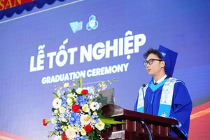 Tân thủ khoa Lê Thanh Tài - ngành Vật liệu và Năng lượng, chương trình Kỹ sư Chất lượng cao Việt - Pháp chia sẻ tại Lễ tốt nghiệp năm 2025. Ảnh: HCMUT. 