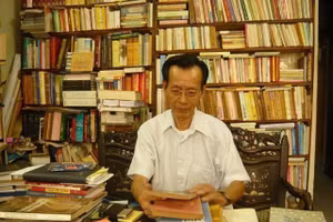 Ông Phan Trác Cảnh, người được mệnh danh là "vua sách cũ Hà Nội".