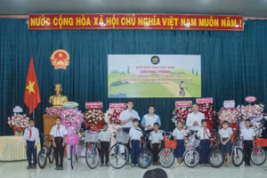 65 chiếc xe đạp được trao cho các em học sinh nghèo tại Gia Lai. Ảnh: NVCC. 
