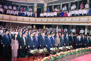 Tổng Bí thư Tô Lâm, Thủ tướng Phạm Minh Chính và các đại biểu thực hiện nghi lễ chào cờ. Ảnh: Thống Nhất/TTXVN.