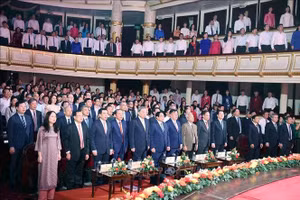 Tổng Bí thư Tô Lâm, Thủ tướng Phạm Minh Chính và các đại biểu thực hiện nghi lễ chào cờ. Ảnh: Thống Nhất/TTXVN.