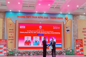 Thầy Hoàng Hưng Đức- Đại diện DOL English gửi tặng món quà tới BGH trường THPT Trần Hưng Đạo.