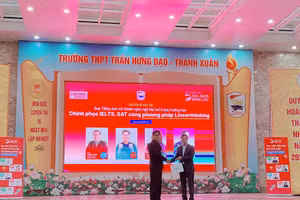 Thầy Hoàng Hưng Đức- Đại diện DOL English gửi tặng món quà tới BGH trường THPT Trần Hưng Đạo.