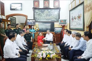 Tổng Bí thư Tô Lâm đến thăm, tặng quà Mẹ Việt Nam Anh hùng Lê Thị Sáu. (Ảnh: Thống Nhất/TTXVN)