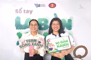 Sinh viên hào hứng với những hoạt động "xanh". Ảnh: Thùy Linh. 