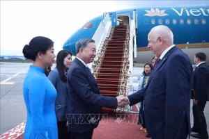 Phó Thủ tướng Belarus Anatoly Sivak tiễn Tổng Bí thư Tô Lâm và Phu nhân tại sân bay quốc tế Minsk. (Ảnh: Thống Nhất/TTXVN)