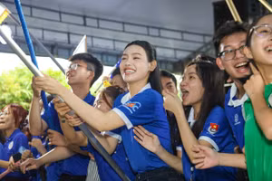 Á hậu Miss Cosmo Vietnam 2025 Đỗ Cẩm Ly tại Lễ ra quân cùng các tình nguyện viên. Ảnh: TĐ TPHCM. 