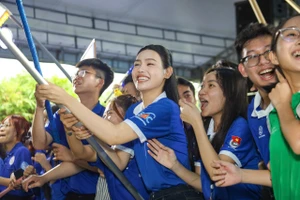 Á hậu Miss Cosmo Vietnam 2025 Đỗ Cẩm Ly tại Lễ ra quân cùng các tình nguyện viên. Ảnh: TĐ TPHCM.