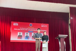 Diễn giả Hoàng Hưng Đức - Đại diện DOL English và BGH trường THPT Trần Phú - Hoàn Kiếm.