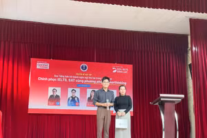 Diễn giả Hoàng Hưng Đức - Đại diện DOL English và BGH trường THPT Trần Phú - Hoàn Kiếm.