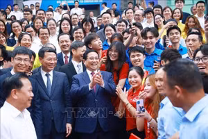 Thủ tướng Phạm Minh Chính với lãnh đạo và sinh viên Học viện Công nghệ Bưu chính Viễn thông. Ảnh: Dương Giang/TTXVN