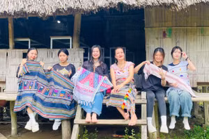 Sinh viên Trường Đại học Nguyễn Tất Thành tìm hiểu về nghề dệt thổ cẩm cùng nghệ nhân Châu Mạ. Ảnh: NVCC. 