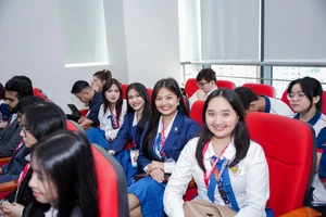 Các sinh viên nước ngoài tham dự diễn đàn. Ảnh: UEF.