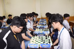 Học sinh, sinh viên thi cờ tướng. Ảnh: HCMUE. 