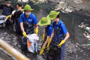 Tuổi trẻ TPHCM dọn dẹp kênh rạch. Ảnh: Thành đoàn TPHCM. 