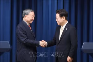 Tổng Bí thư Tô Lâm và Tổng thống Hàn Quốc Lee Jae Myung tại buổi gặp gỡ báo chí. (Ảnh: Thống Nhất/TTXVN)