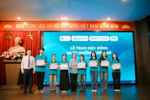 Các sinh viên Cao đẳng Hà Nội đã xuất sắc giành học bổng “Nuôi dưỡng ước mơ”.