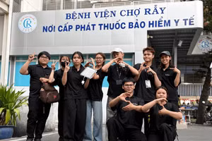 Nhóm sinh viên trong quá trình ghi hình tại Bệnh viện Chợ Rẫy. Ảnh: NVCC.