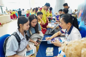 Thí sinh tư vấn tại gian hàng Trường Đại học Quản lý và Công nghệ TPHCM trong Ngày hội lựa chọn nguyện vọng xét tuyển đại học, cao đẳng 2025. Ảnh: UMT. 