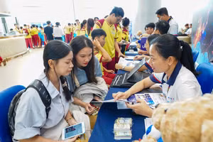 Thí sinh tư vấn tại gian hàng Trường Đại học Quản lý và Công nghệ TPHCM trong Ngày hội lựa chọn nguyện vọng xét tuyển đại học, cao đẳng 2025. Ảnh: UMT. 