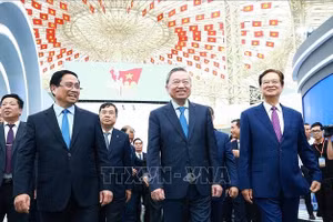 Tổng Bí thư Tô Lâm và Thủ tướng Phạm Minh Chính tham quan trưng bày thành tựu của đất nước tại Trung tâm Triển lãm Việt Nam. (Ảnh: Dương Giang/TTXVN)