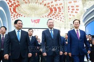 Tổng Bí thư Tô Lâm và Thủ tướng Phạm Minh Chính tham quan trưng bày thành tựu của đất nước tại Trung tâm Triển lãm Việt Nam. (Ảnh: Dương Giang/TTXVN)
