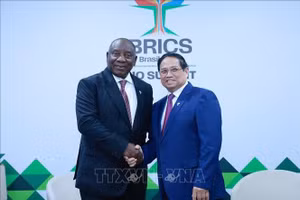 Thủ tướng Phạm Minh Chính và Tổng thống Nam Phi Cyril Ramaphosa. (Ảnh: Dương Giang/TTXVN)
