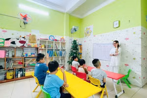 ThS Bùi Thị Hương (Bùi Ngát Hương) - Giám đốc Trung tâm Hỗ trợ Phát triển Giáo dục Hòa nhập Thiên Thần, trong lớp chuyên môn cùng trẻ đặc biệt. Ảnh: NVCC. 