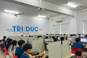 Học sinh Trường THCS & THPT Trí Đức kiểm tra thử trên Smart Testing.