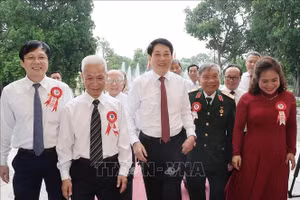 Chủ tịch nước Lương Cường với các nhà báo tiêu biểu toàn quốc. (Ảnh: Lâm Khánh/ TTXVN)