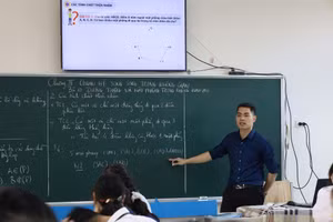 Thầy và trò trường THPT Yên Lãng trong tiết học ôn tập.