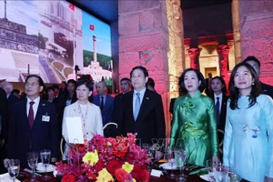 Chủ tịch nước Lương Cường và Phu nhân và các đại biểu thực hiện nghi lễ chào cờ. Ảnh: Lâm Khánh /TTXVN