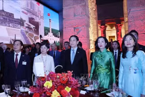 Chủ tịch nước Lương Cường và Phu nhân và các đại biểu thực hiện nghi lễ chào cờ. Ảnh: Lâm Khánh /TTXVN