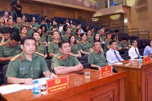 Trung tướng Đỗ Triệu Phong và các đại biểu dự buổi lễ chiều 26/5.