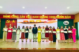 Hiệu trưởng nhà trường trao chứng chỉ nghề. Ảnh: NTCC. 