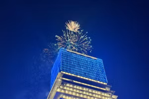 TPHCM bắn pháo hoa tại tòa tháp Saigon Marina IFC (phường Sài Gòn). Ảnh: Thùy Linh.