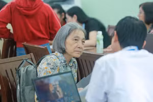 Tân sinh viên tuổi 61 Nguyễn Thị Tú Hoàng trong ngày nhập học. Ảnh: VHU. 