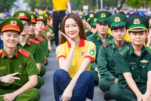 Hoa hậu Lê Nguyễn Bảo Ngọc cùng các chiến sĩ tại lễ ra quân. Ảnh: Thành đoàn TPHCM. 