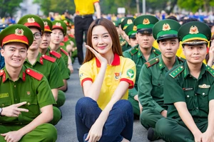 Hoa hậu Lê Nguyễn Bảo Ngọc cùng các chiến sĩ tại lễ ra quân. Ảnh: Thành đoàn TPHCM. 