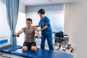  Sinh viên thực tập đang hỗ trợ bệnh nhân phục hồi chức năng.