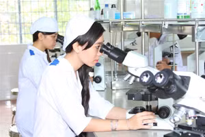 Sinh viên được làm thực hành thí nghiệm.