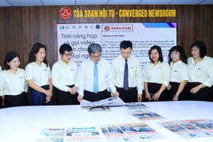 Phó Chủ tịch UBND Thành phố Trương Việt Dũng tham quan Báo Kinh tế và Đô thị và nghe báo cáo về mô hình Tòa soạn hội tụ.